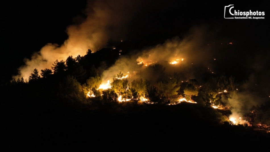Ολονύχτια μάχη με τις φλόγες στη Χίο (vid)