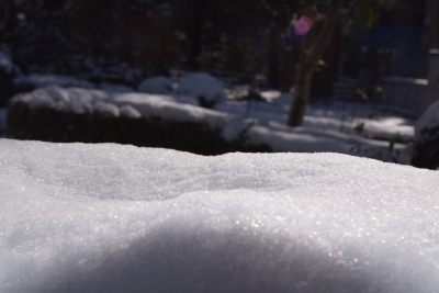 Χιονίζει στο Λουτράκι και τα Γεράνεια