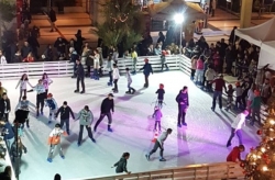 Το Ice Park Πάτρας πλημμύρισε από κόσμο τις μέρες των Χριστουγέννων (pic)