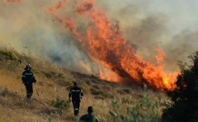 Μεγάλη πυρκαγιά στο Σαντομέρι Αχαΐας