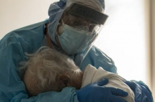 Γιατρός παρηγορεί στην αγκαλιά του ασθενή κορωνοϊού