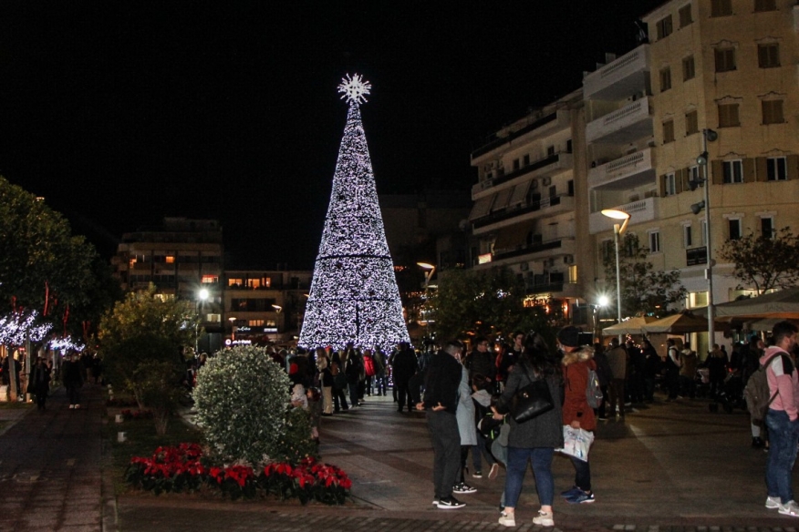 Φωταγωγήθηκε το Χριστουγεννιάτικο δέντρο στην Καλαμάτα - Έναρξη των εορταστικών εκδηλώσεων