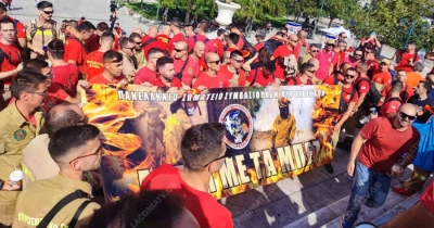 Σύνταγμα: Οι εποχικοί πυροσβέστες της Λακωνίας στην απεργιακή συγκέντρωση