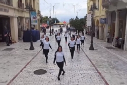 Η Αγίου Νικολάου μετατράπηκε σε χορευτική σκηνή για τις &quot;Μάντισσες της Πάτρας&quot; (video)