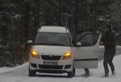 ΑΠΙΣΤΕΥΤΟ ΒΙΝΤΕΟ: Τους &quot;έφυγε&quot; το αυτοκίνητο στο Χιονοδρομικό Κέντρο Μαινάλου (vid)