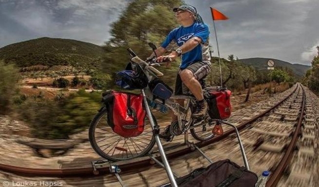 Γυρίζει την Πελοπόννησο με ποδήλατο πάνω στις ράγες του τρένου