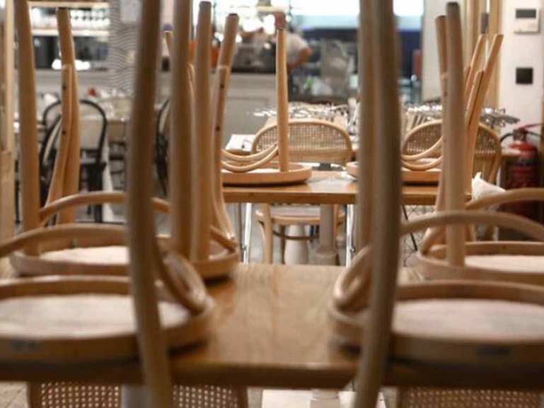 3.000 ευρώ πρόστιμο σε καφέ - παντοπωλείο για εξυπηρέτηση όρθιων πελατών στην Πελοπόννησο