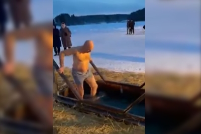 Στα παγωμένα νερά της Σιβηρίας βούτηξε ο δήμαρχος Λουτρακίου Γιώργος Γκιώνης (video)