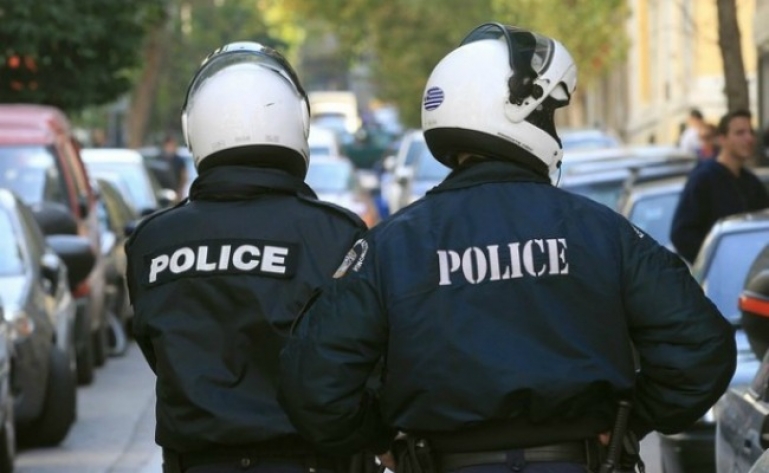 Μαχαίρωσαν αστυνομικό στο Λουτράκι