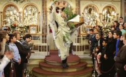 Η μοναδική πρώτη Ανάσταση στη Χίο -Το άλμα του παπά από το ιερό (video)