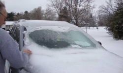 Πώς θα βγάλετε σωστά το χιόνι και τον πάγο από το αυτοκίνητο (vid)