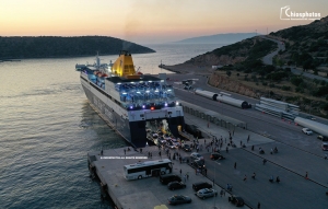 Εντυπωσιακές εικόνες από τη μανούβρα του Blue Star Chios στο λιμάνι Μεστών