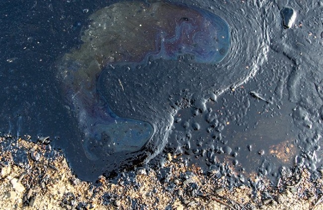Σοκ: Η πετρελαιοκηλίδα από τη Σαλαμίνα έφτασε στη Φρεαττύδα