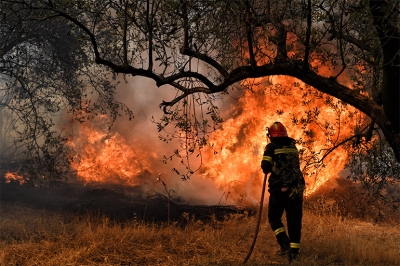 Σε ύφεση η φωτιά στη Βούλα - Ισχυρές δυνάμεις της Πυροσβεστικής στο σημείο