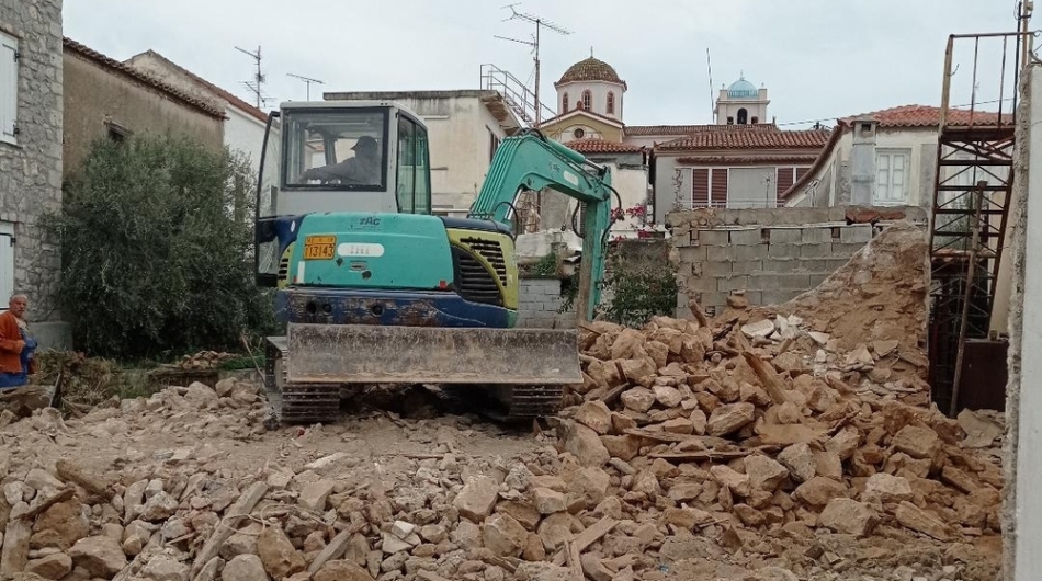 Συνεχίζονται οι κατεδαφίσεις επικινδύνως ετοιμόρροπων κτηρίων στον Δήμο Ερμιονίδας