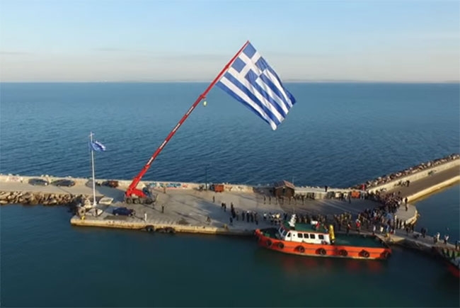 Ελληνική σημαία 150 τμ υψώθηκε για 2η συνεχή χρονιά στη Χίο (vid)