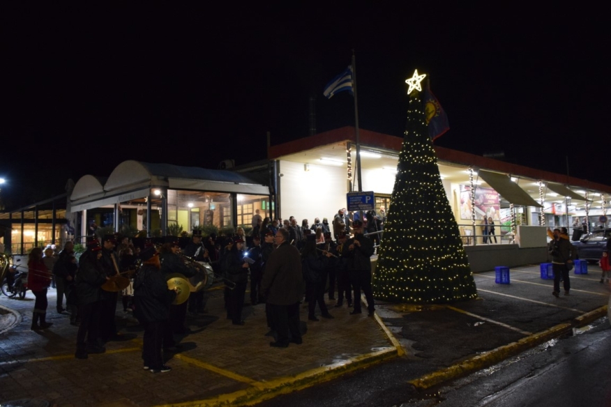 Φωταγωγήθηκε το Χριστουγεννιάτικο δέντρο στην Κεντρική Αγορά Καλαμάτας