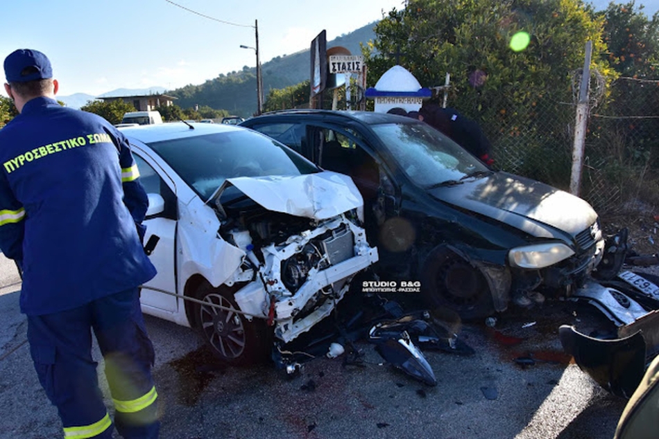 Αργολίδα: Σφοδρή σύγκρουση αυτοκινήτων στη Νέα Τίρυνθα με τραυματία (vid)