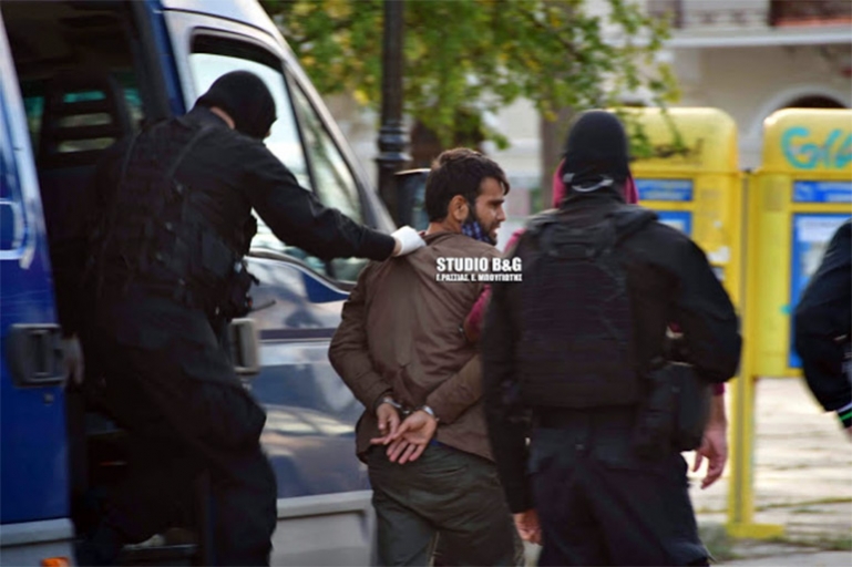 Συνελήφθη στην Τρίπολη και μεταφέρθηκε συνοδεία πάνοπλων αστυνομικών στο Ναύπλιο ο καταζητούμενος τζιχαντιστής