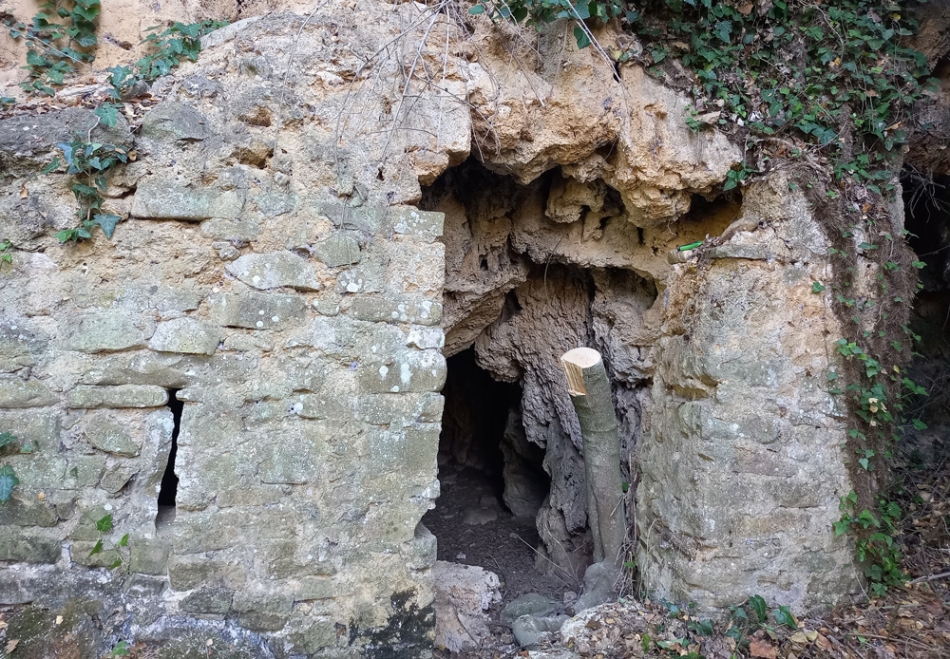 Σπήλαιο με σταλακτίτες στο μονοπάτι Μηναγιώτικο Natura 2000