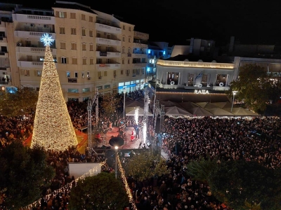 Χιλιάδες κόσμου στη φωταγώγηση του Χριστουγεννιάτικου δέντρου στην Καλαμάτα - Έναρξη των εορταστικών εκδηλώσεων