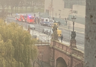 Βερολίνο: Αυτοκίνητο έπεσε στην πύλη της Καγκελαρίας