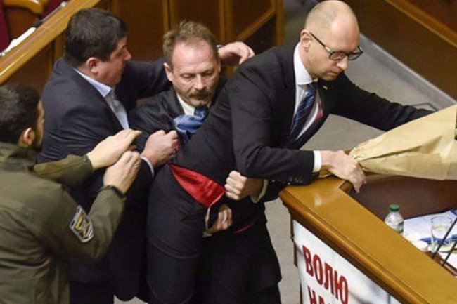 Ουκρανία: Βουλευτής κατεβάζει... σηκωτό από το βήμα της Βουλής τον πρωθυπουργό!