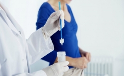 «Επιδημία» τα κονδυλώματα: Ενα στα δύο τεστ Παπ «κρύβει» τον ιό HPV