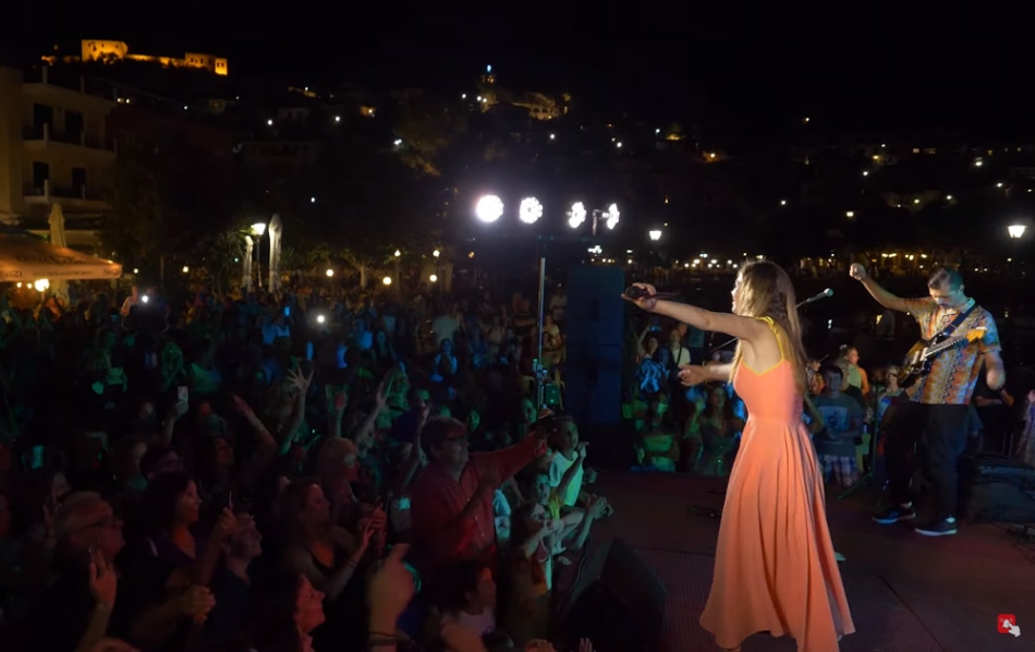 Εντυπωσιακή η Ρένα Μόρφη με την μπάντα της στην συναυλία στο κατάμεστο λιμανάκι του Παράλιου Άστρους Κυνουρίας (vid)