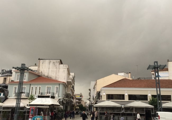 Ένα μαύρο σύννεφο έχει σκεπάσει των ουρανό της πόλης της Τρίπολης