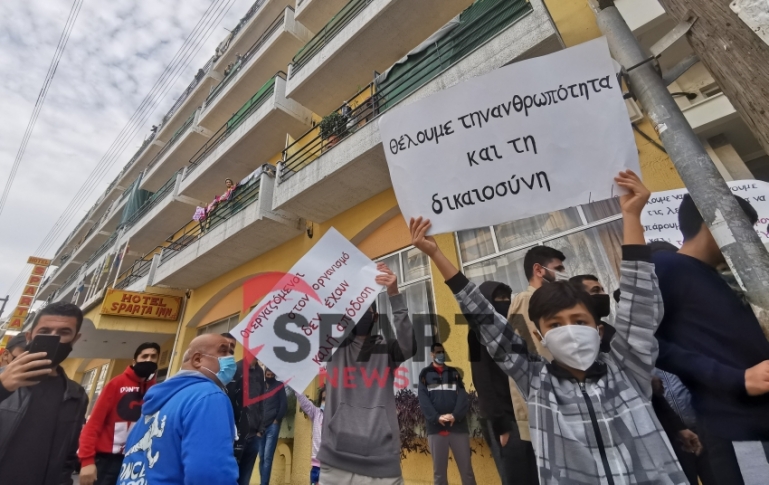 Διαμαρτυρία μεταναστών έξω από δομή στη Σπάρτη (video)