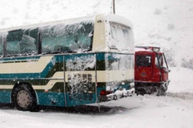 Αχαΐα: Εγκλωβίστηκαν 34 άτομα σε λεωφορείο λόγο χιονόπτωσης