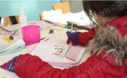 ΗΛΕΙΑ: Με γάντια και μπουφαν κάνουν μάθημα τα παιδιά σε σχολείο