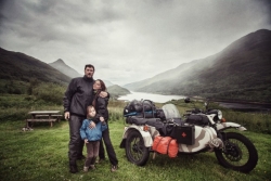 Ταξίδεψαν 28.000 χλμ με μηχανή μαζί με τον 4χρονο γιο τους για να του δείξουν τον κόσμο (pics)