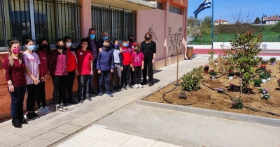 Δήμος Μεγαλόπολης:  Φύτευση Λουλουδιών στο 4ο  Δημοτικό Σχολείο Μεγαλόπολης