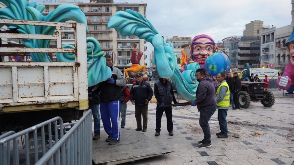 Πάτρα: Το καρναβάλι του 2022 πέρασε στην ιστορία και οι εργαζόμενοι καθάρισαν την πόλη από τα ξημερώματα