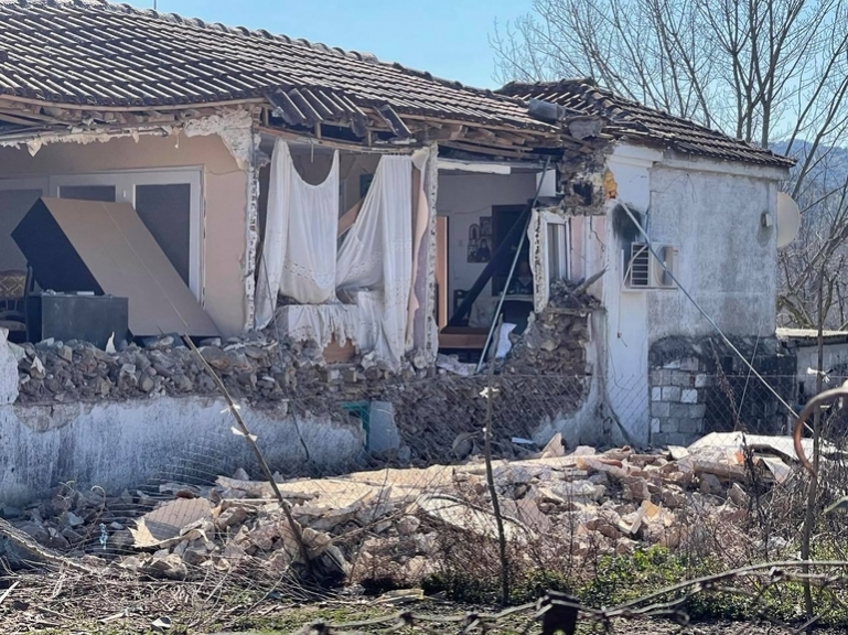 Σεισμός στην Ελασσόνα: Κατέληξε ο ηλικιωμένος που σώθηκε από τα 6,3 Ρίχτερ