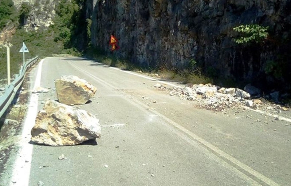 Πτώση βράχων στην Παλαιά Εθνική Οδό Άργους - Τριπόλεως στον Κολοσούρτη